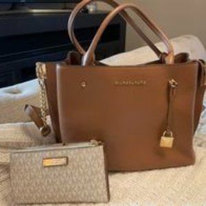 Michael Kors Purse with matching wallet and dustbag